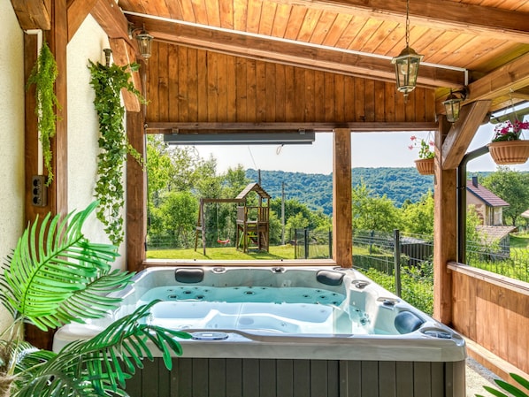 Outdoor spa tub