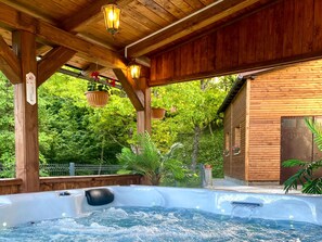 Outdoor spa tub