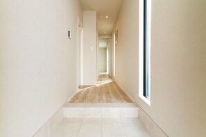 Room - URUUMI (Onna)