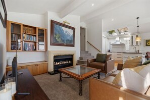 TV connectée, cheminée, livres