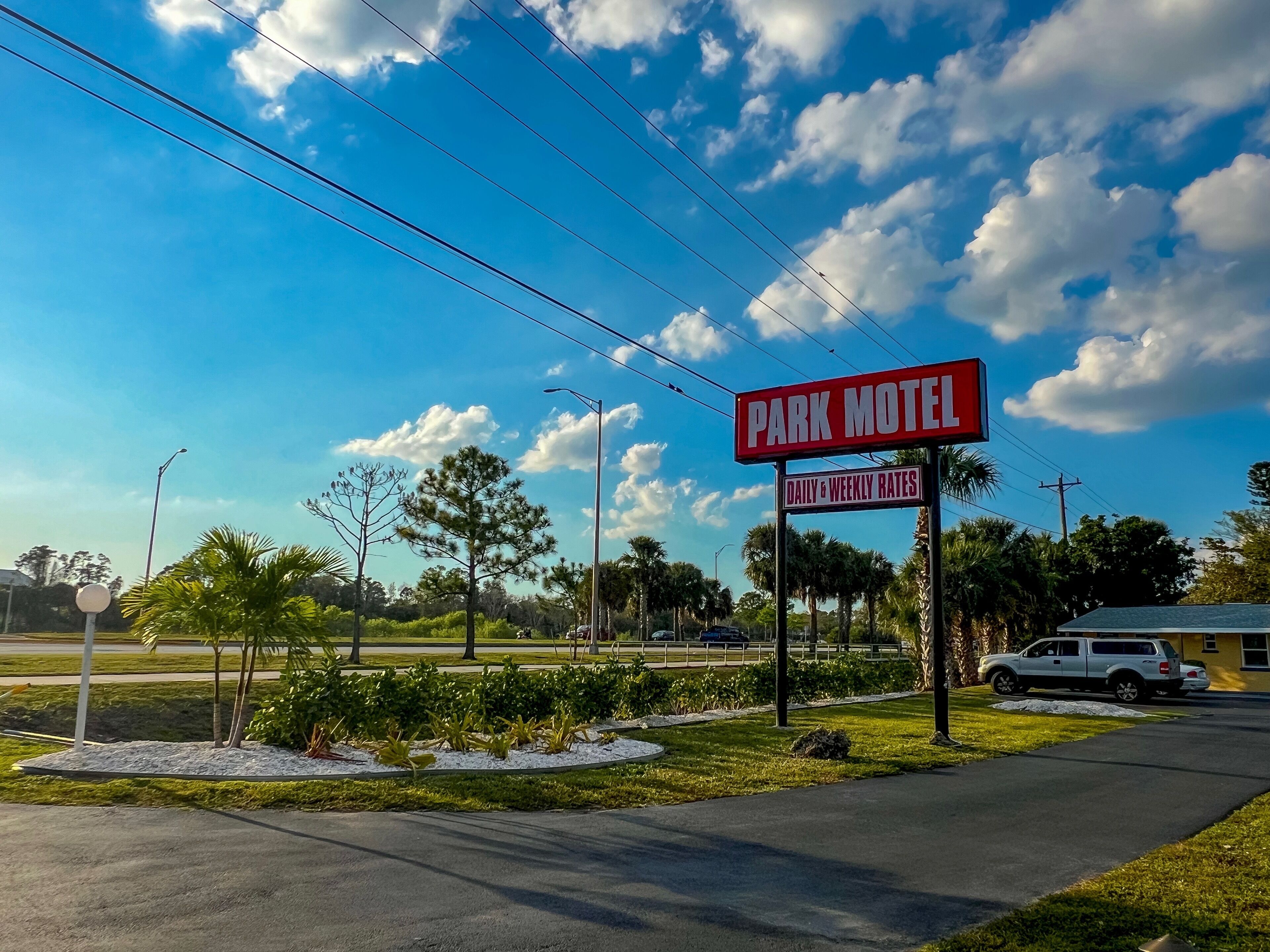 A motel sign with daily and weekly rates.