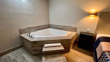 ห้องลักซ์ชัวรี่ | ห้องน้ำ | ผ้าเช็ดตัว, สบู่, ยาสระผม, กระดาษชำระ