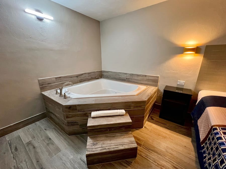 Luxury Room | Bathroom | Towels, soap, shampoo, toilet paper