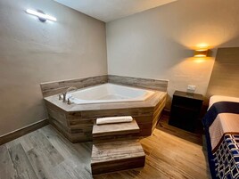 Luxury Room | Bathroom | Towels, soap, shampoo, toilet paper