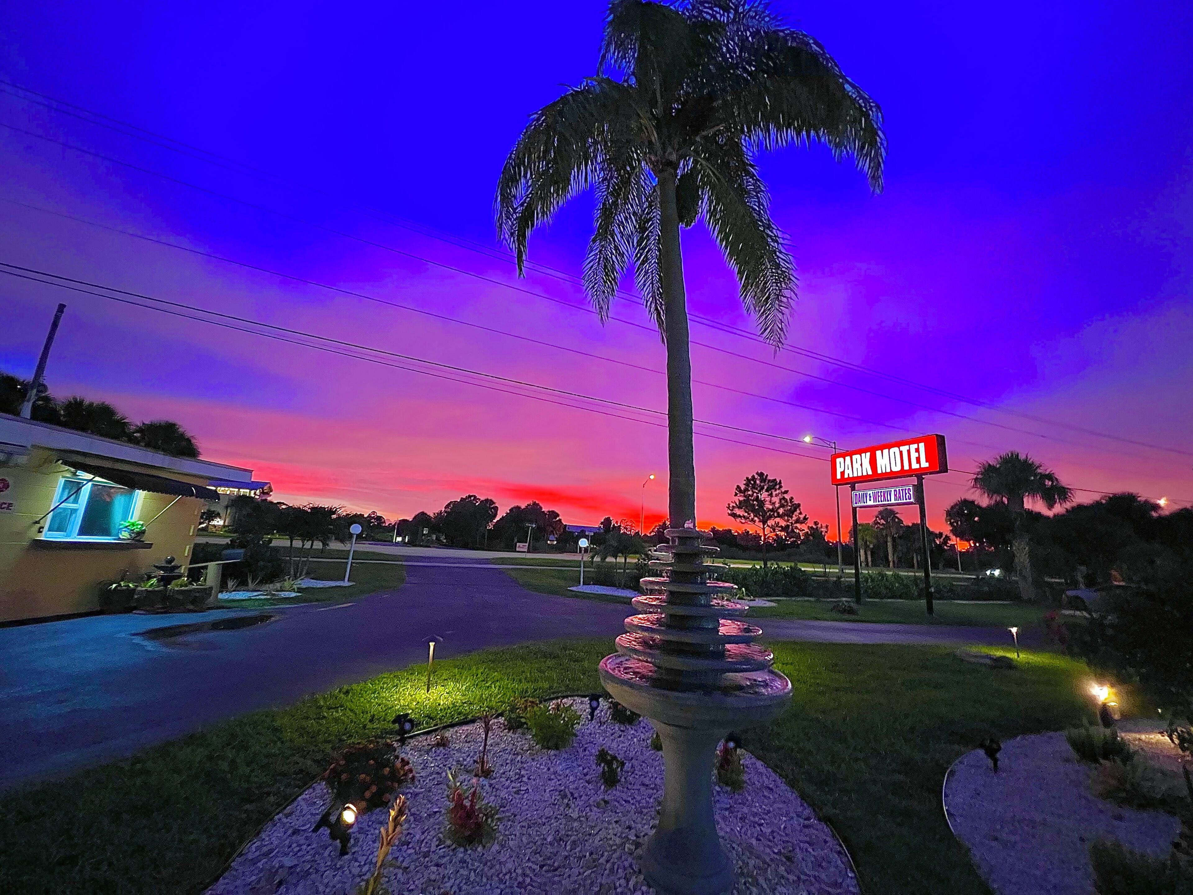 A hotel named "Park Motel" with a sign indicating "Daily & Weekly Rates".