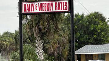 Une enseigne de motel sur laquelle on peut lire « PARK MOTEL » et « TARIFS JOURNALIERS ET HEBDOMADAIRES ».