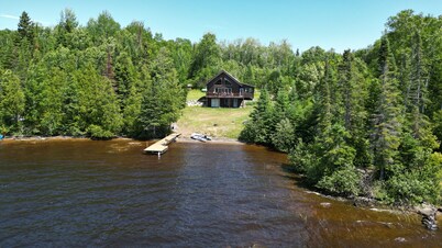 Amazing cottage, pristine lake