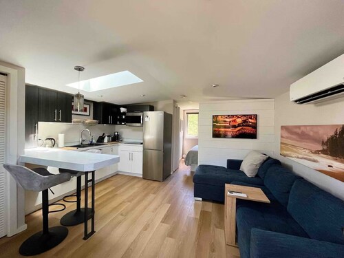 Coachhouse One Bedroom Studio in Central Nelson. Pet-friendly!