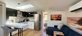 Coachhouse One Bedroom Studio in Central Nelson. Pet-friendly!