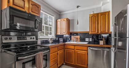 East Hill Oasis Near Beaches & Downtown