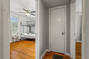 2 chambres, fer et planche à repasser, Wi-Fi, draps fournis