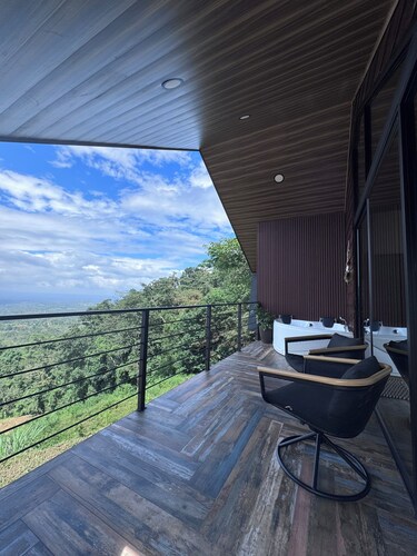 Elevant Sanctuary - Jacuzzi privado, vistas al Arenal y naturaleza en San Carlos