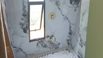 Douche, serviettes fournies, savon, shampoing