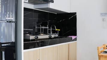 Fridge, cookware/dishes/utensils