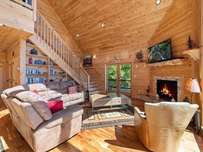 Smart TV, fireplace - Spacious 4-BR Lodge With a View/ Fully-Equipped! (Mineral Bluff)