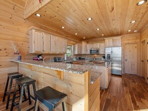 Microwave, oven, stovetop, dishwasher - Spacious 4-BR Lodge With a View/ Fully-Equipped! (Mineral Bluff)