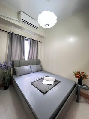 Decoración personalizada, wifi gratis y ropa de cama 