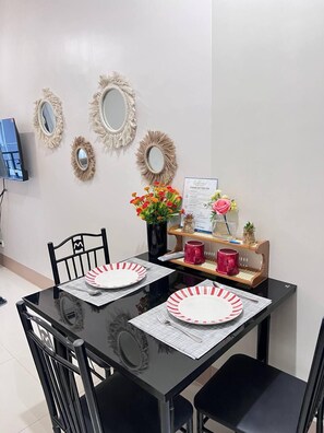 舒适客房, 1 间卧室, 泳池景观 | 餐厅