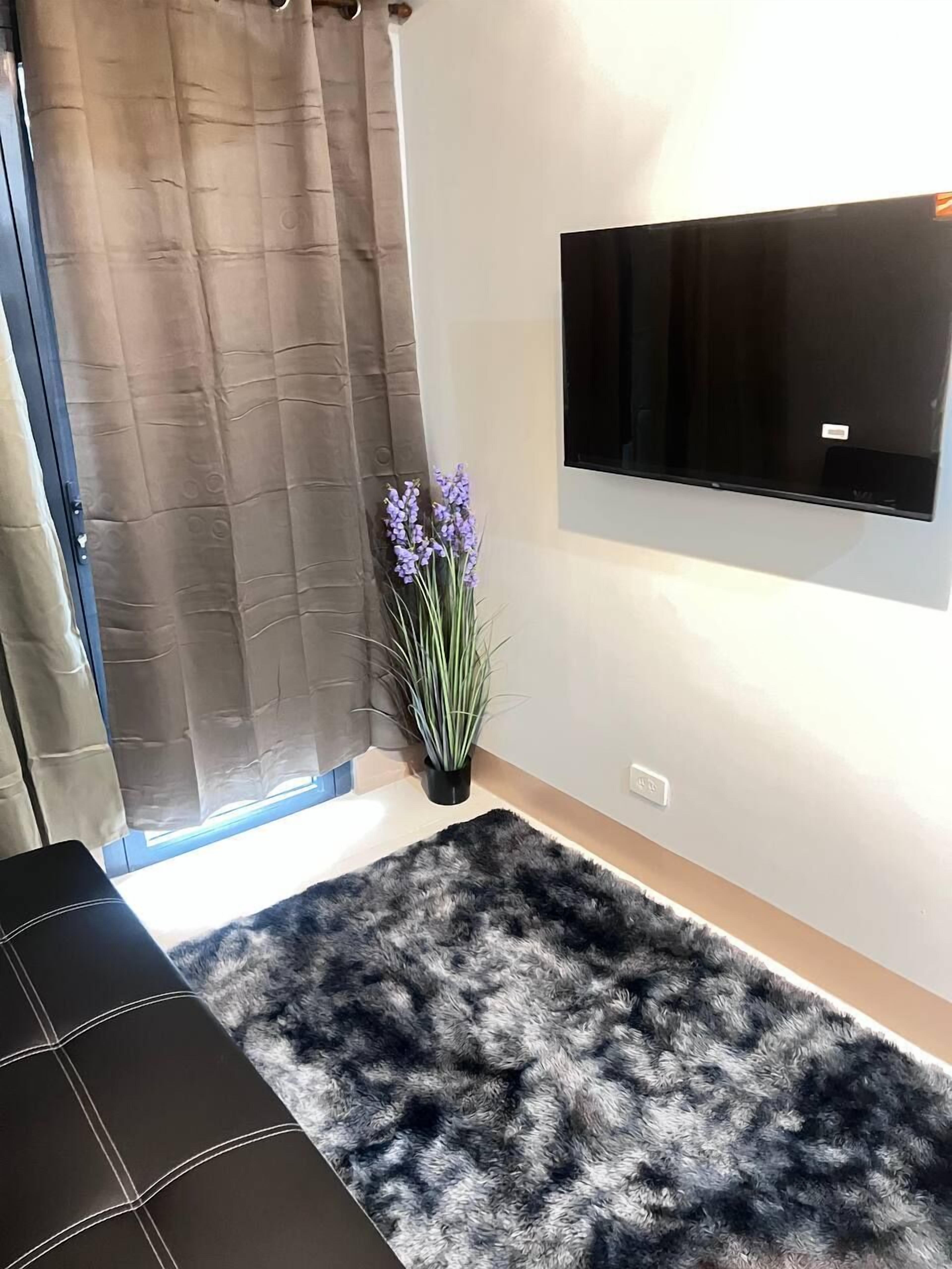 Condo Confort, 1 habitación, balcón, vista a la alberca | Área de sala de estar | Smart TV de 40 pulgadas con canales digitales 