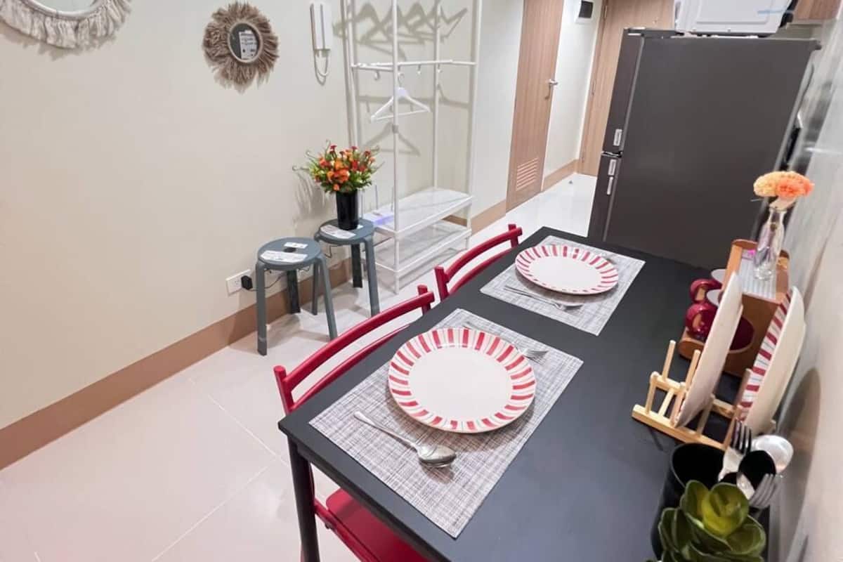 Comfort Condo, 1 Bedroom, Balcony, Pool View | WiFi (free), individually decorated, bed sheets