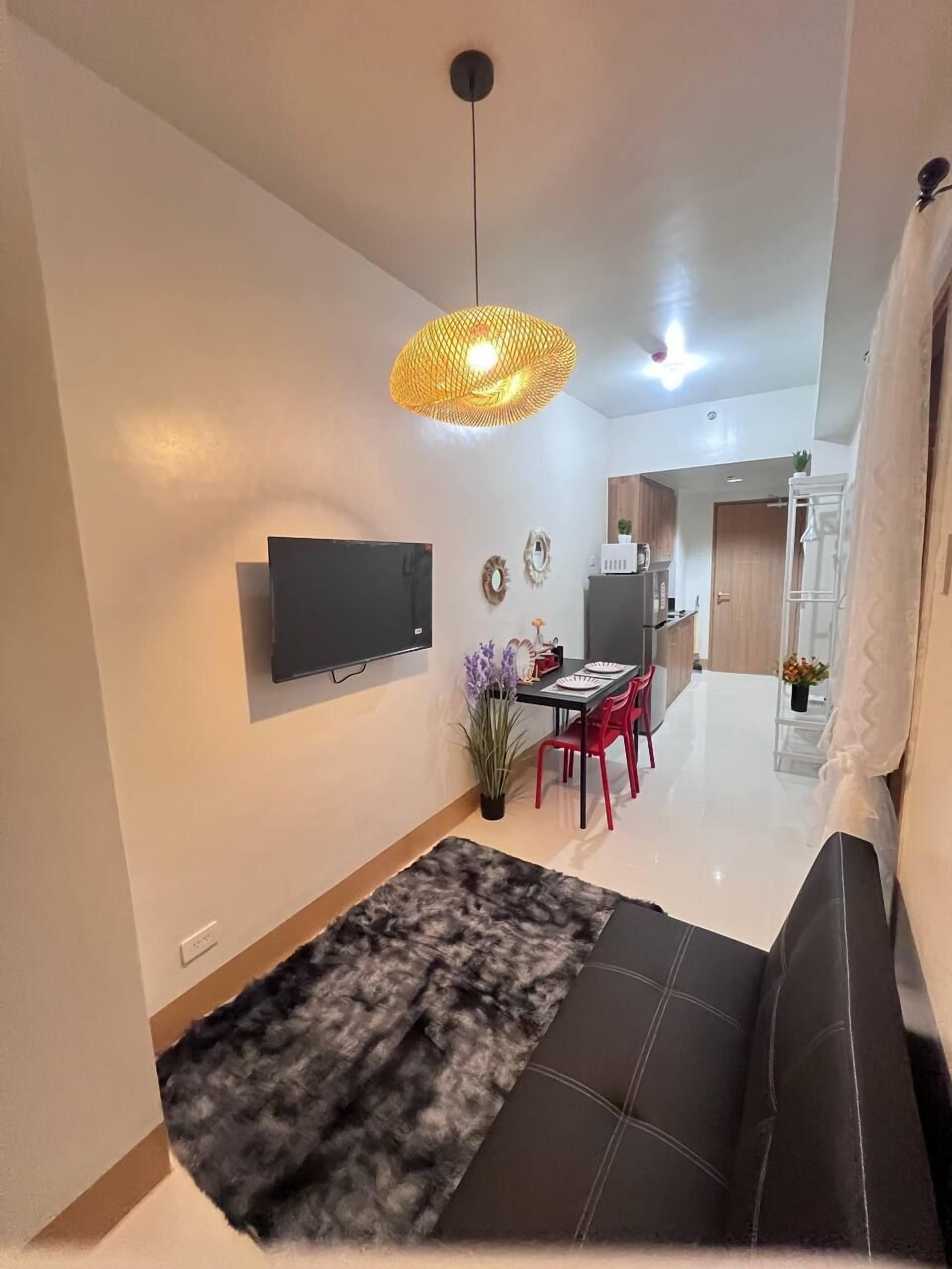 Condo Confort, 1 chambre, balcon, vue sur la piscine | Aire de séjour | Téléviseur connecté de 40 po avec télévision numérique