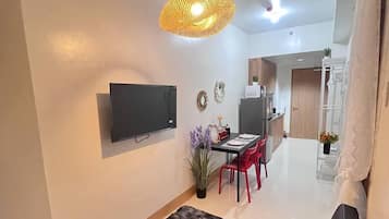 Comfort Condo, 1 Bedroom, Balcony, Pool View | Living area