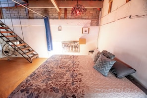 2 bedrooms, iron/ironing board, WiFi, bed sheets - Massive Loft- kid,pet and party friendly. Private parking. Minutes from border. (Tijuana)
