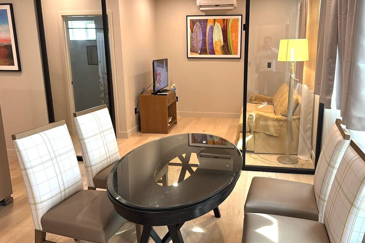 Deluxe Apartment, 3 Bedrooms | In-room dining