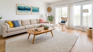 Penthouse, 2 Bedrooms | Ruang tamu | 55 inci sebuah televisyen pintar dengan digital, Netflix