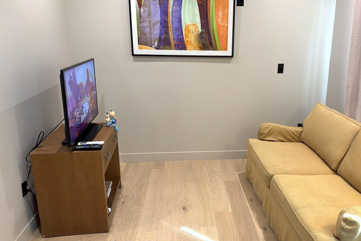 3 bedrooms, Egyptian cotton sheets, premium bedding, pillowtop beds