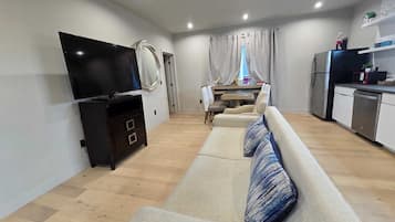 Familielejlighed - 5 soveværelser | Stue | 55-tommers smart-tv med digitale kanaler, Netflix, streamingtjenester