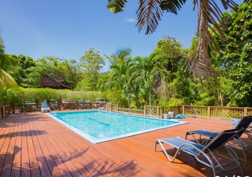 Charming bungalow with 2 bedrooms and WiFi, AC in Sandy Bay, closest to the pool