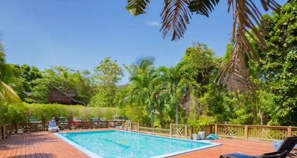Charming bungalow with 2 bedrooms and WiFi, AC in Sandy Bay, closest to the pool