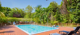 Charming bungalow with 2 bedrooms and WiFi, AC in Sandy Bay, closest to the pool