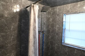Regadera, toallas, papel de baño