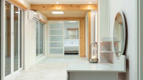 1 bedroom, free WiFi - Gyeongju Poseokjeong Hanok Pool Villa (Gyeongju)