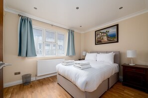 3 habitaciones, escritorio, tabla de planchar con plancha y internet 