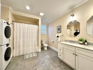 Haartrockner, Handtücher, Seife, Toilettenpapier