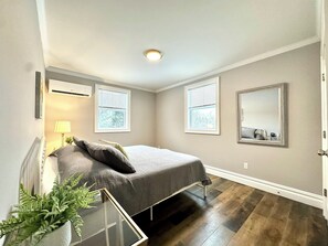 4 bedrooms, iron/ironing board, WiFi, bed sheets - Tradewind Haven - New 4-Bed Townhouse Near Newport (Middletown)