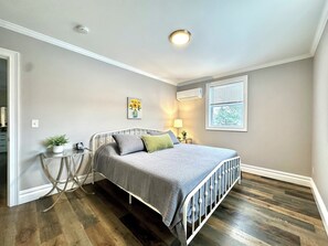 4 bedrooms, iron/ironing board, WiFi, bed sheets