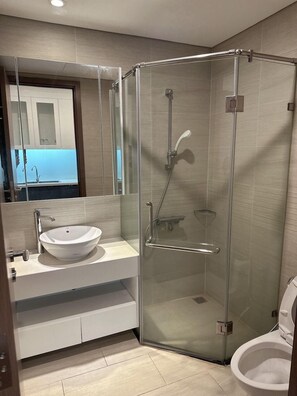 Apartment, 2 Bedrooms, City View | Bathroom | Free toiletries, hair dryer, bathrobes, slippers