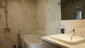 Departamento, 3 habitaciones, vista a la ciudad | Baño | Amenidades de baño gratuitas, secadora de cabello, batas, pantuflas 