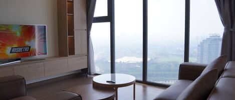 Apartamento, 3 quartos, vista para a cidade | Área de estar | TV de tela plana 55 polegadas com canais a cabo, Netflix