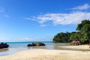 Plage à proximité, chaises longues