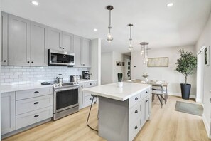 Kylskåp, mikrovågsugn, ugn och spishäll