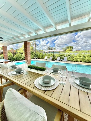 屋外ダイニングエリア