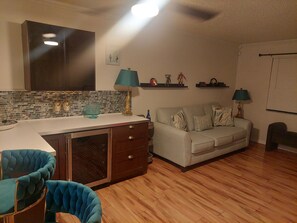 Living area - Ogun Suite - The Power of Perserverance and Innovation (Tampa)