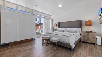 3 quartos, escrivaninha, ferros/tábuas de passar roupa, berço de viagem