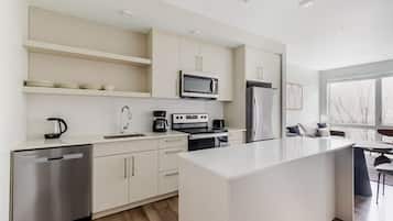 Een koelkast, een magnetron, een oven, een kookplaat