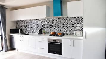 Een koelkast, een microgolfoven, een oven, een kookplaat